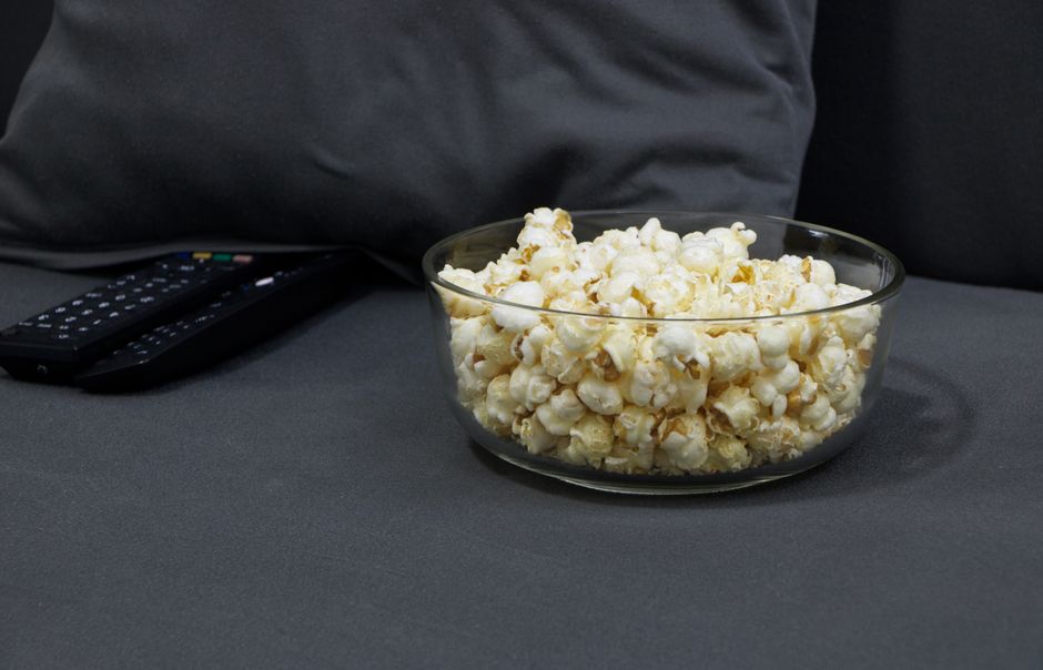fernsehen zuhause entspannen sofa